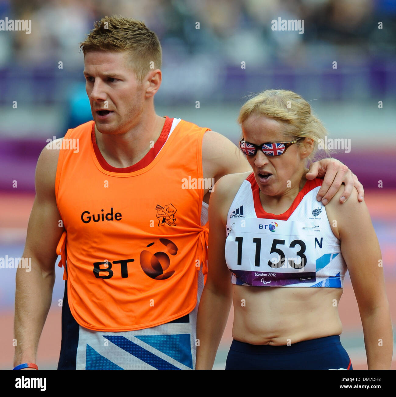 Gran Bretagna Tracey Hinton corre con la sua guida Steffan Hughes London 2012 Giochi Paralimpici - Donne 200m - T12 Round - Calore Foto Stock