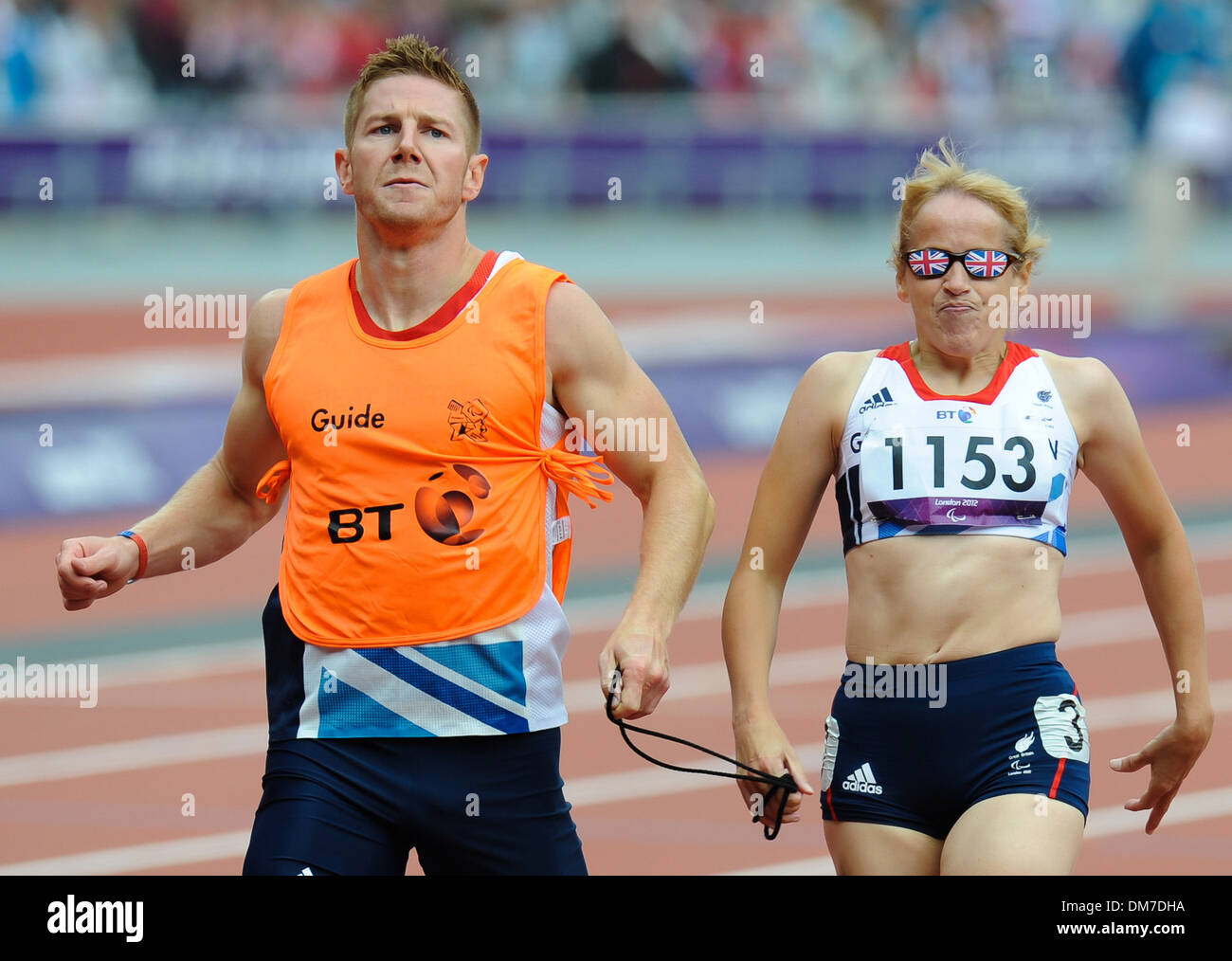 Gran Bretagna Tracey Hinton corre con la sua guida Steffan Hughes London 2012 Giochi Paralimpici - Donne 200m - T12 Round - Calore Foto Stock