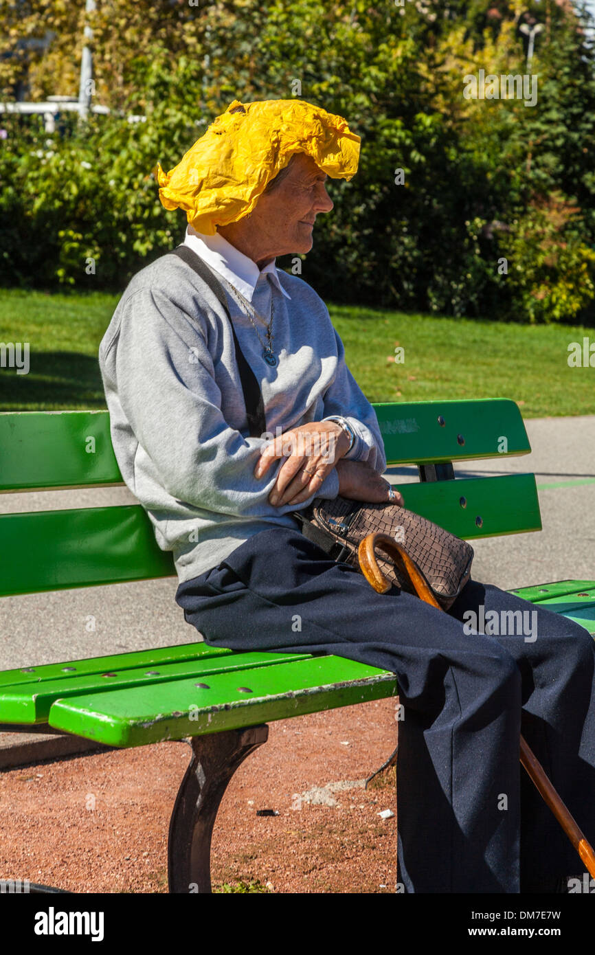Uomo anziano con il sacchetto sulla sua testa per proteggere dal sole, Annecy, Savoie, Francia Foto Stock