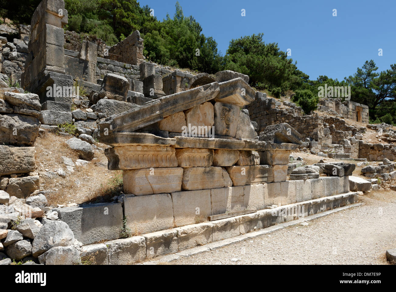 Il frontone di un tempio tipo grave presso la necropoli orientale all'antica città Lycian di Arykanda, nella Turchia meridionale. Foto Stock