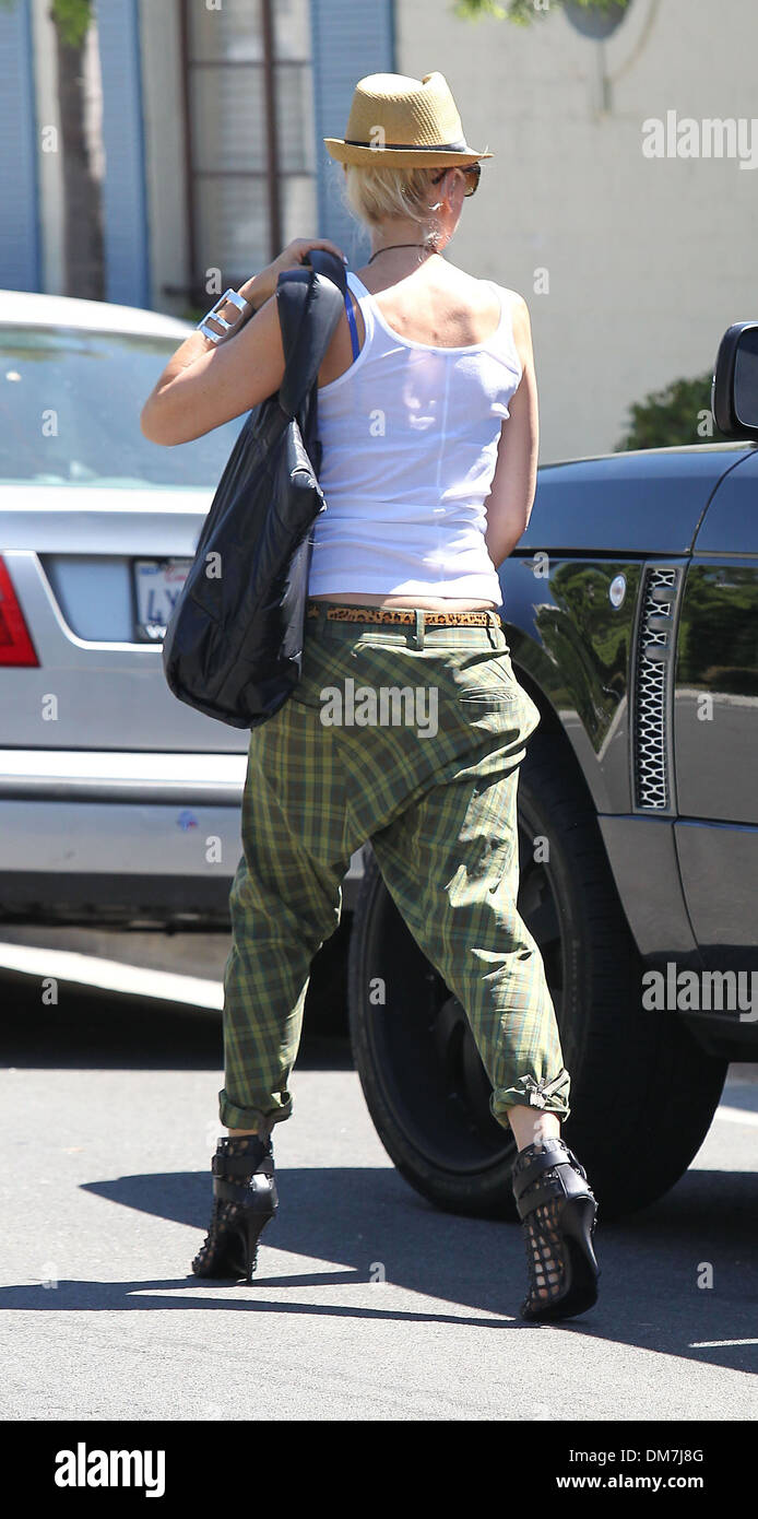 Gwen Stefani in verde controllato pantaloni larghi in una manicure in  Beverly Hills Los Angeles California - 01.09.12 Foto stock - Alamy