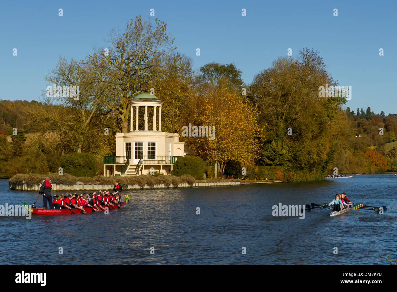 Inghilterra, Oxfordshire, Henley, autunno, Thames di Fiume al tempio isola, gara di dragon boat Foto Stock