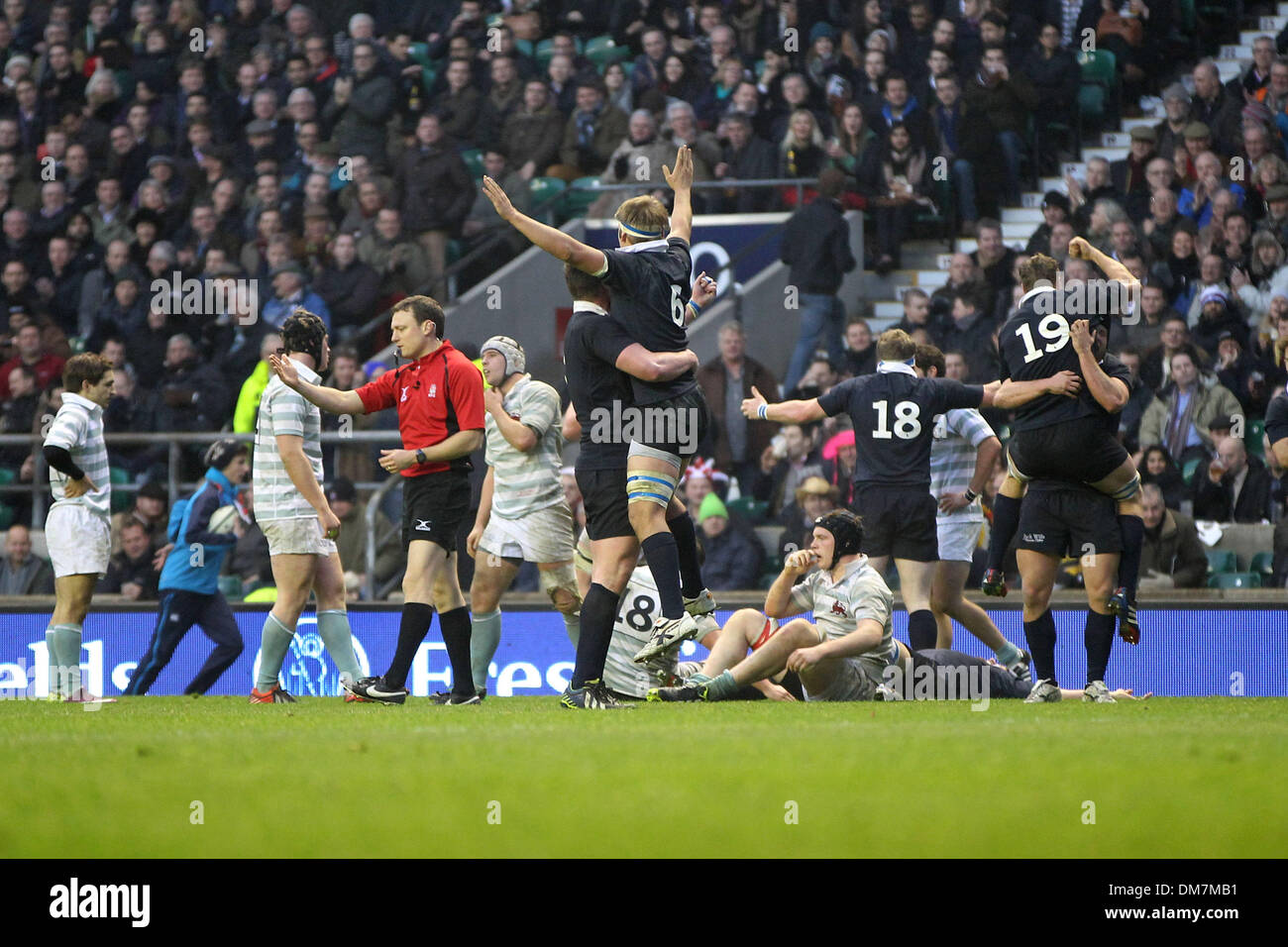 Londra, Regno Unito. 12 Dic, 2013. Come l'arbitro soffia per tempo, Oxford celebrare la loro vittoria a The Varsity Match di rugby tra Oxford e Cambridge da Twickenham Stadium. Credito: Azione Sport Plus/Alamy Live News Foto Stock