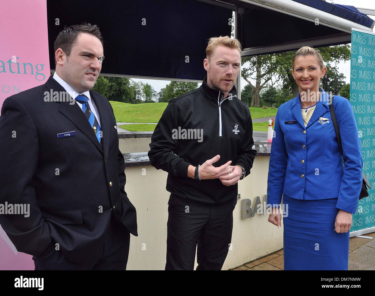 Ronan Keating con Ryan Air equipaggio xiii Marie Keating Foundation - Celebrity Golf Classic con K-Club Kildare Irlanda - 27.08.12 Foto Stock