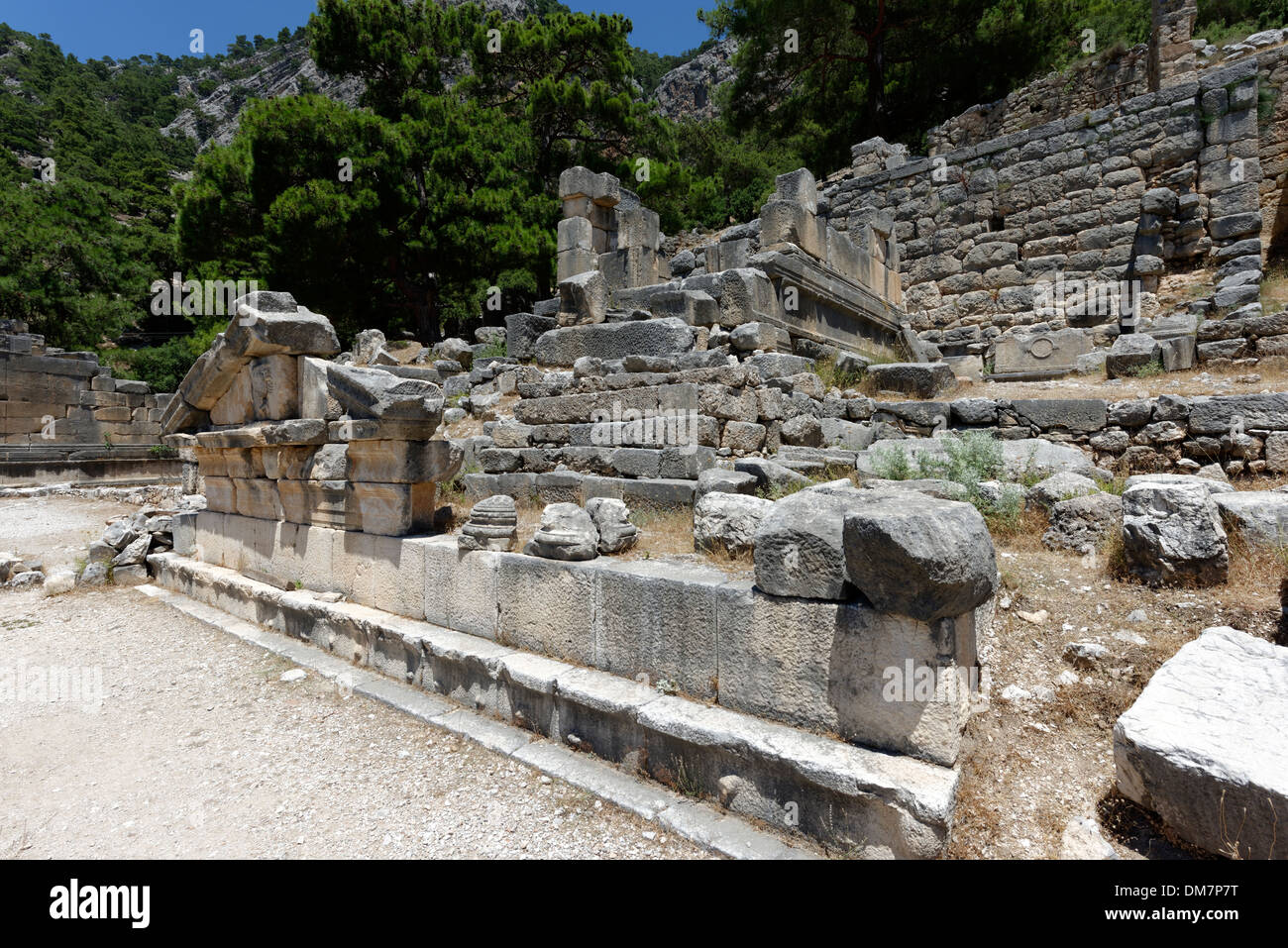 Resti di tombe e sepolcri presso la necropoli orientale all'antica città Lycian di Arykanda, provincia di Antalya, Turchia meridionale. Foto Stock