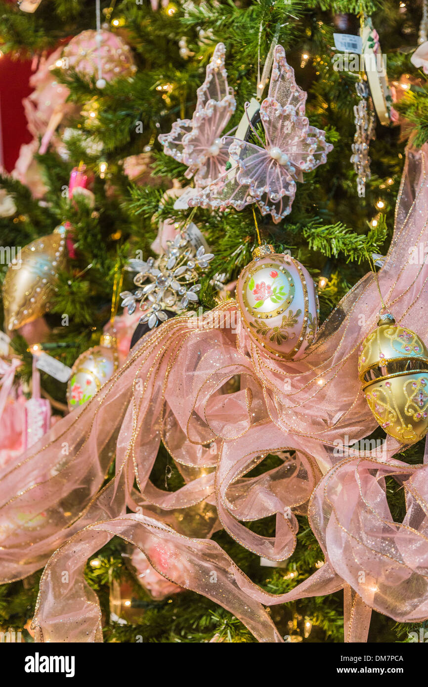 Albero Di Natale Rosa E Oro.Oro E Rosa Decorazioni Natalizie E Nastro Rosa Su Un Riccamente Decorate Albero Di Natale Foto Stock Alamy