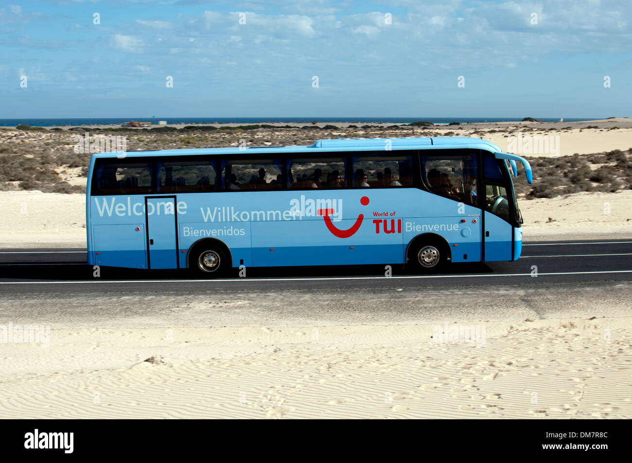 Tui pullman a Oliva Beach, Corralejo, Fuerteventura, Isole Canarie, Spagna. Foto Stock