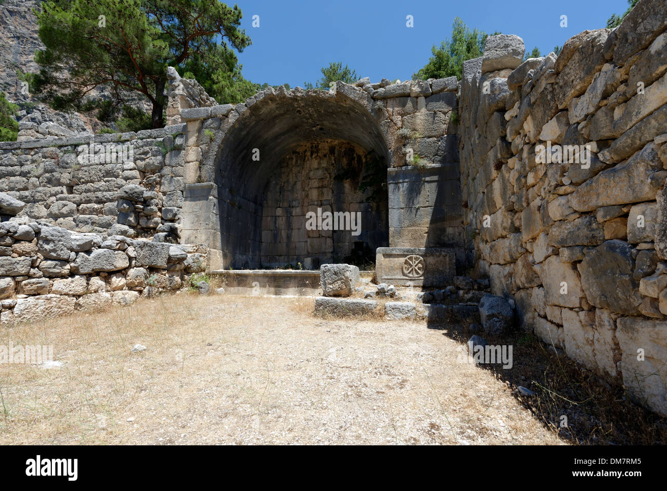 Con soffitti a volta le rovine della tomba alla necropoli orientale all'antica città Lycian di Arykanda, provincia di Antalya, Turchia meridionale. Foto Stock
