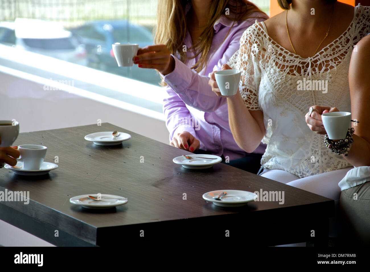 Gruppo di donna bere expresso presso un ristorante e il tifo. Foto Stock