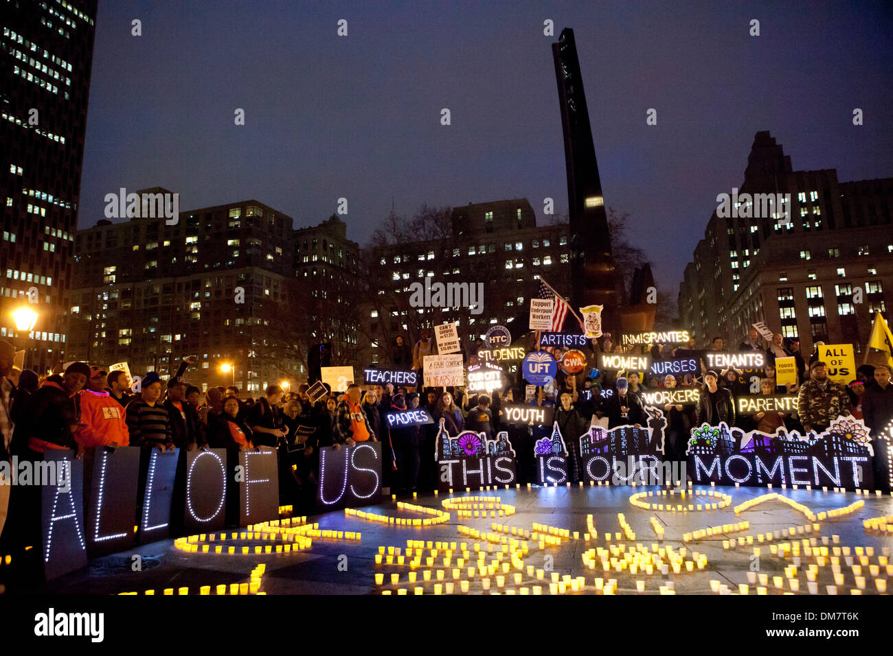 Elementi di raccordo, attivisti e altri Newyorkesi protesta per la giustizia sociale ed economica nella città di New York giovedì 5 dicembre, 2013. Foto Stock