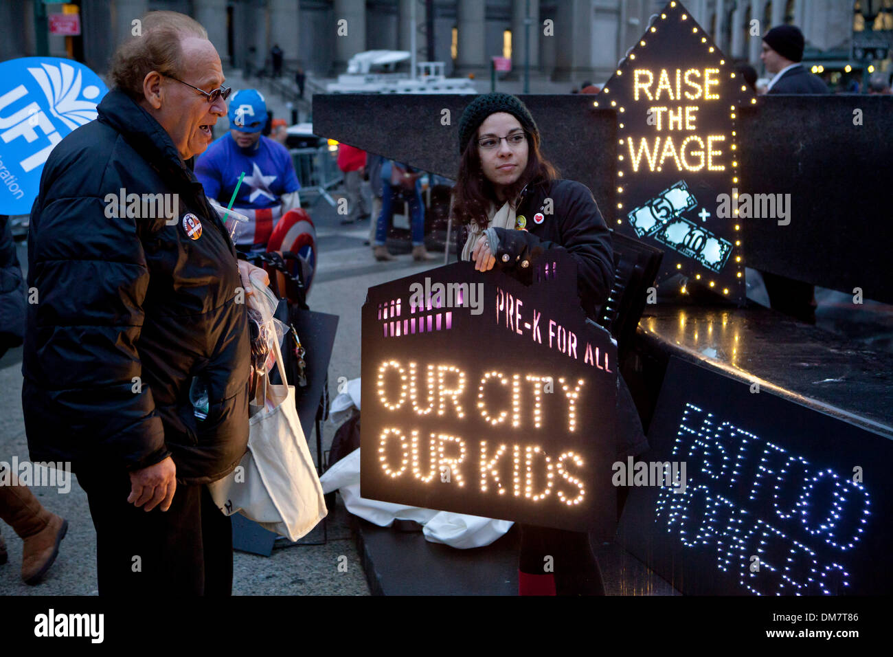 Elementi di raccordo, attivisti e altri Newyorkesi protesta per la giustizia sociale ed economica nella città di New York giovedì 5 dicembre, 2013. Foto Stock