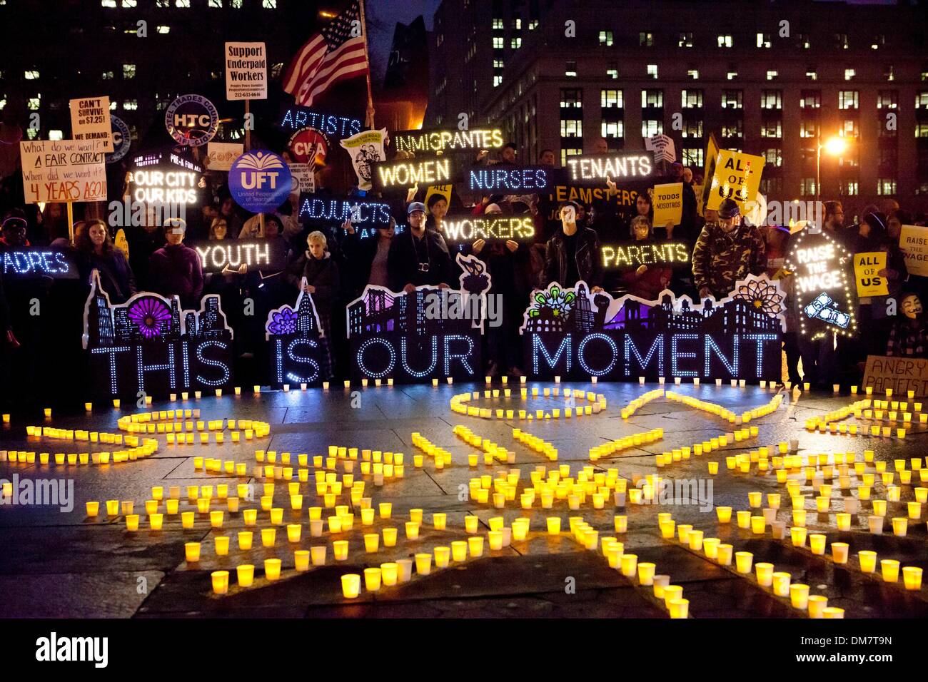 Elementi di raccordo, attivisti e altri Newyorkesi protesta per la giustizia sociale ed economica nella città di New York giovedì 5 dicembre, 2013. Foto Stock