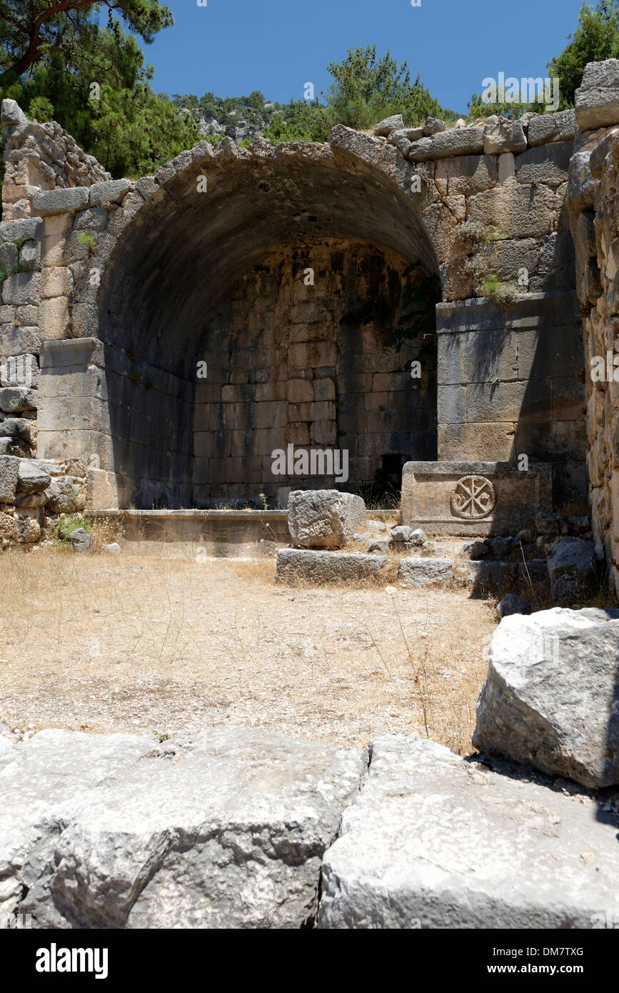 Con soffitti a volta le rovine della tomba alla necropoli orientale all'antica città Lycian di Arykanda, provincia di Antalya, Turchia meridionale. Foto Stock