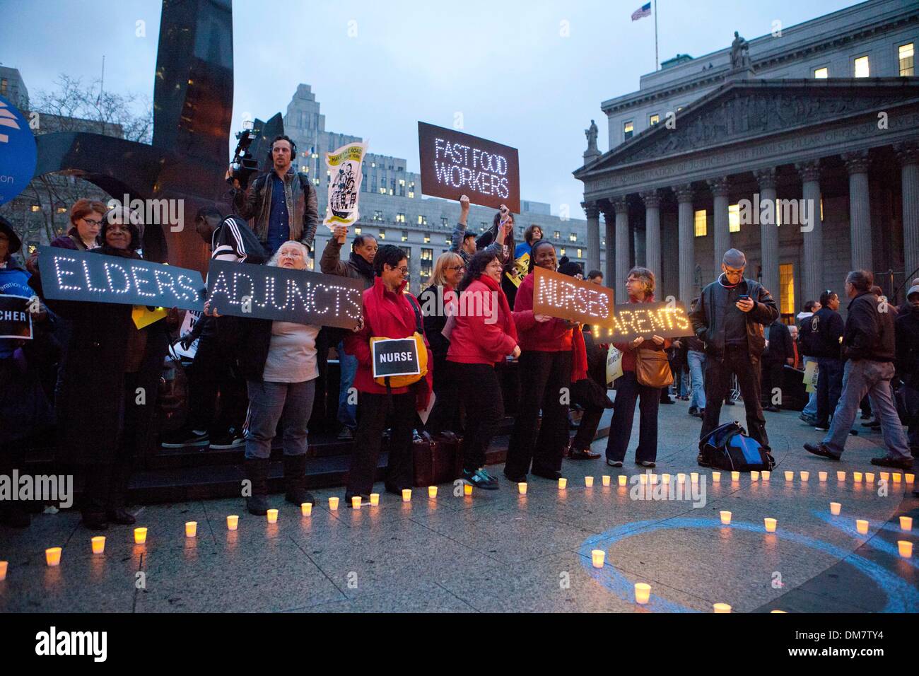 Elementi di raccordo, attivisti e altri Newyorkesi protesta per la giustizia sociale ed economica nella città di New York giovedì 5 dicembre, 2013. Foto Stock