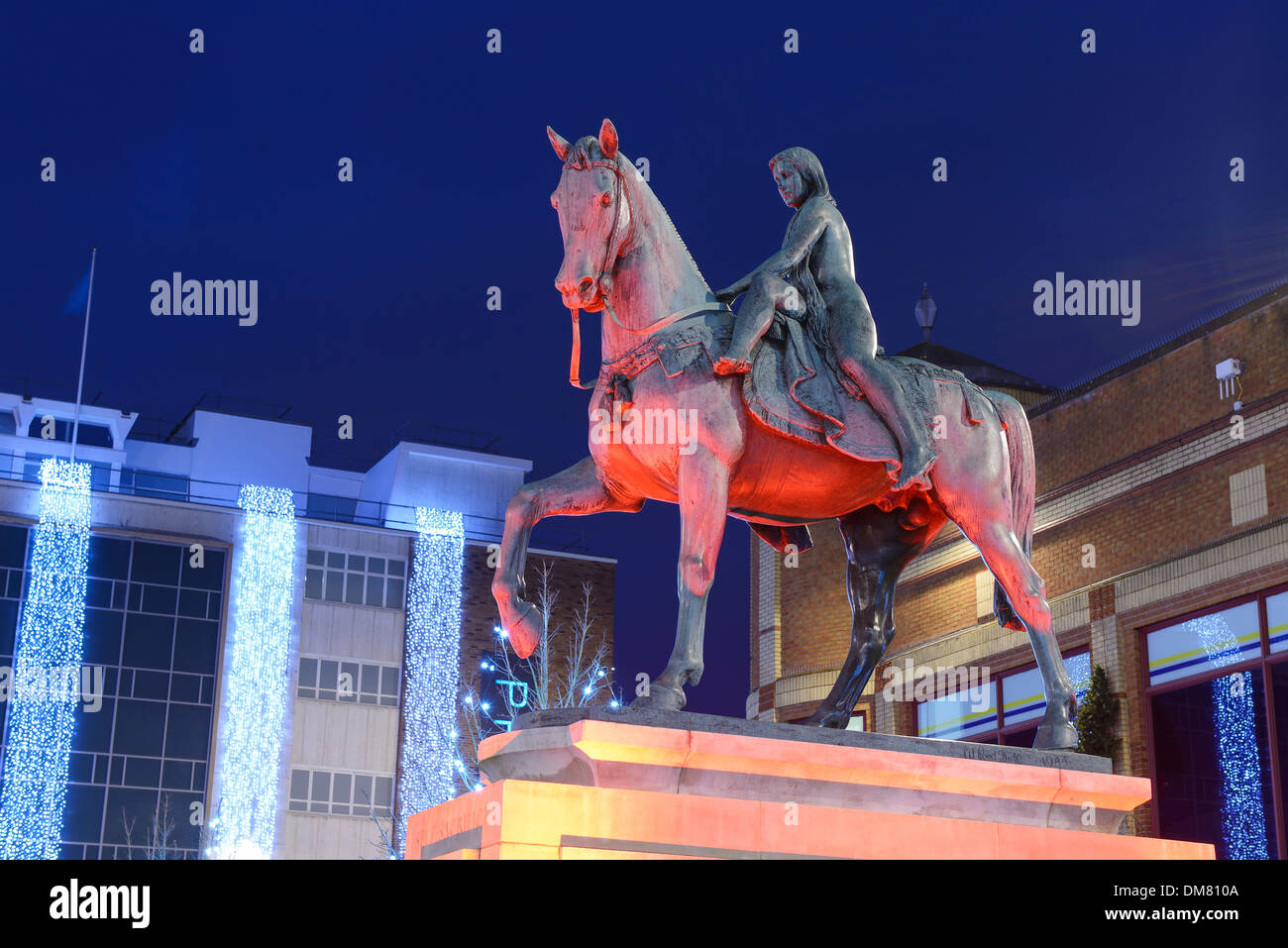 La Lady Godiva statua in Coventry city centre è illuminato di notte Foto Stock