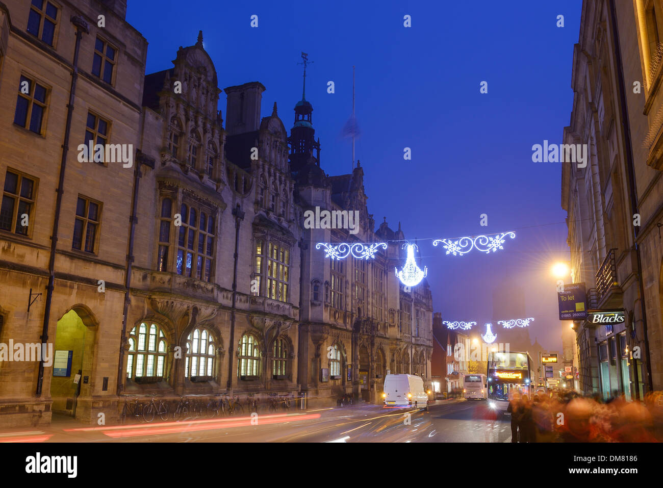 Esterno della Oxford town hall di notte Foto Stock