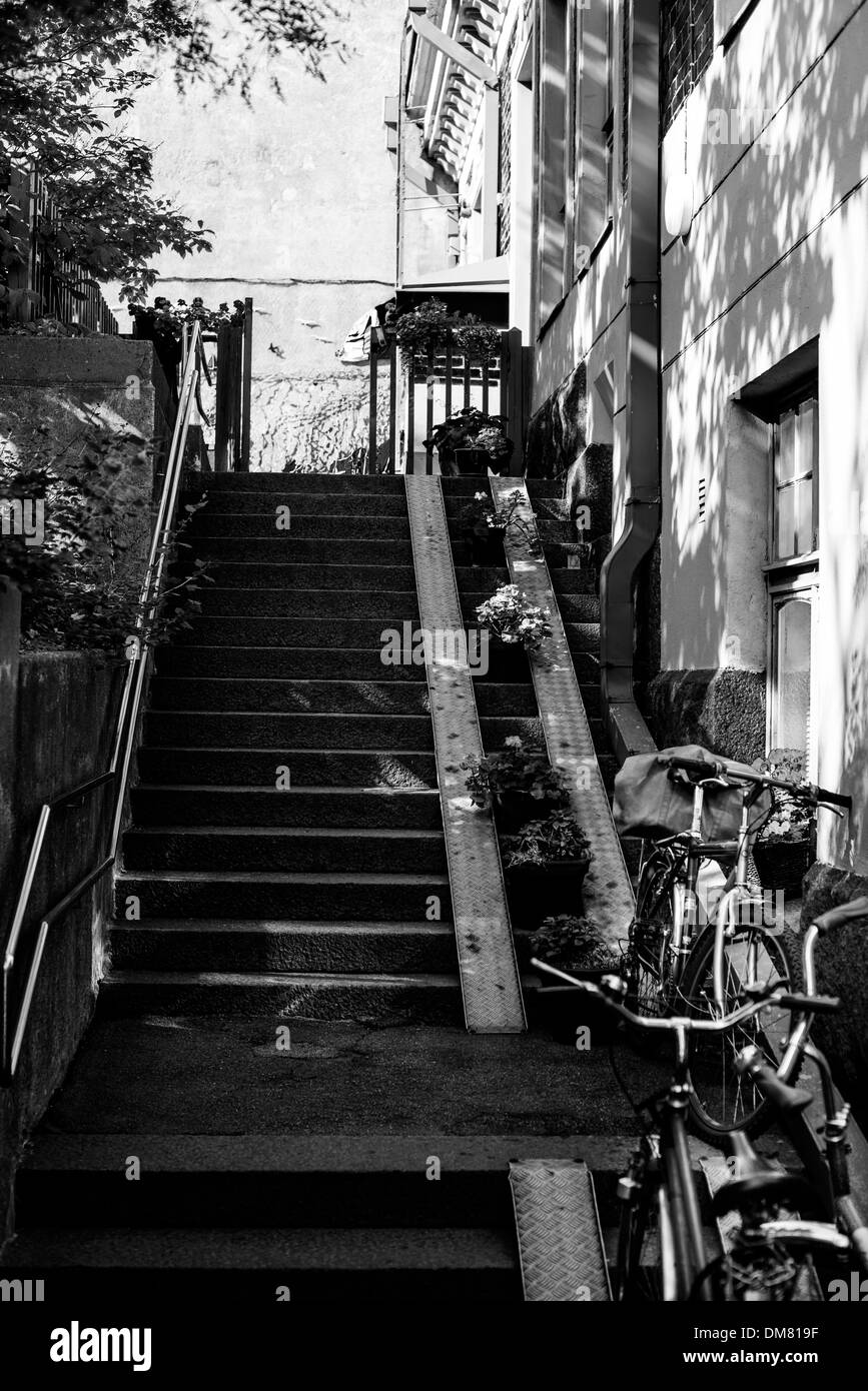 Gradini che conducono con le biciclette ai piedi delle scale Foto Stock
