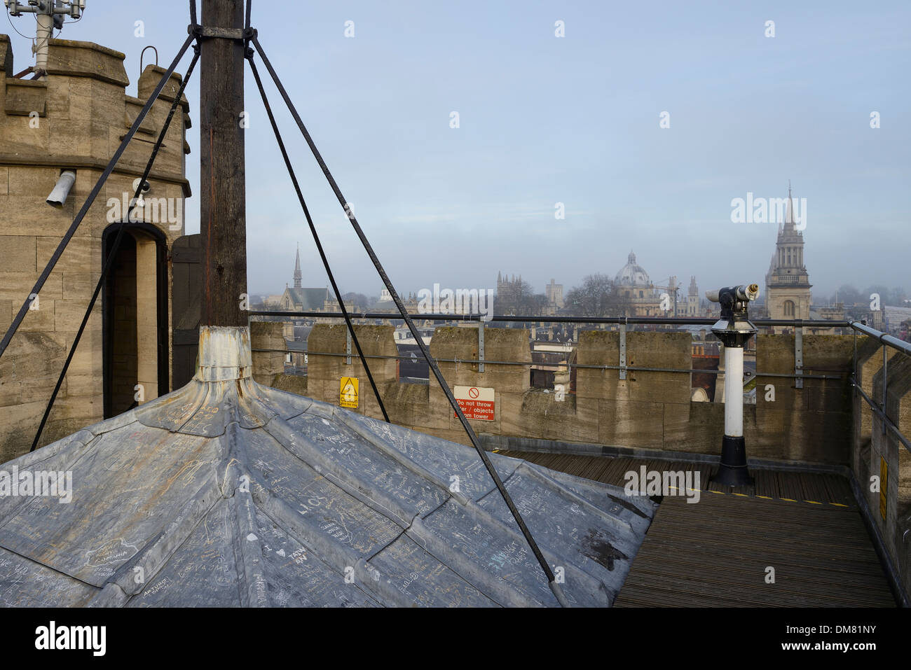 Vista della sommità della torre Carfax in Oxford city centre Foto Stock