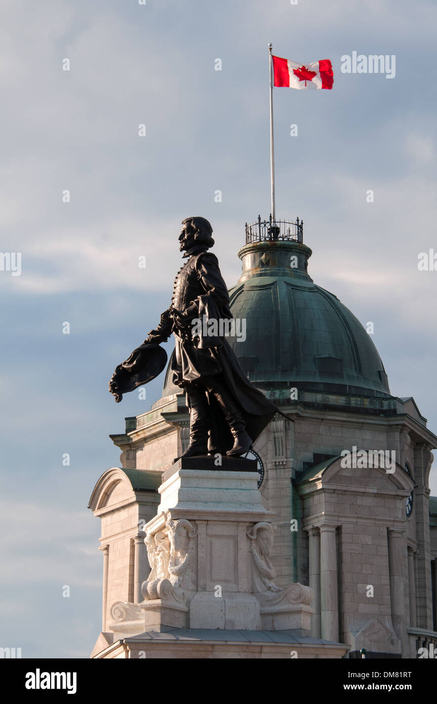 Quebec City : Samuel de Champlain statua (fondatore della città e Canada flag) sulla Fort-museo Foto Stock