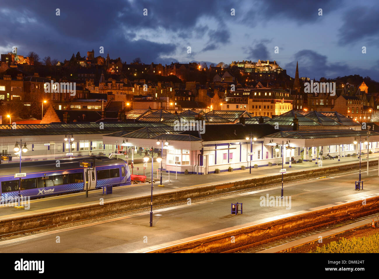 La stazione ferroviaria della città di Stirling con il castello e dello skyline della città in background Foto Stock
