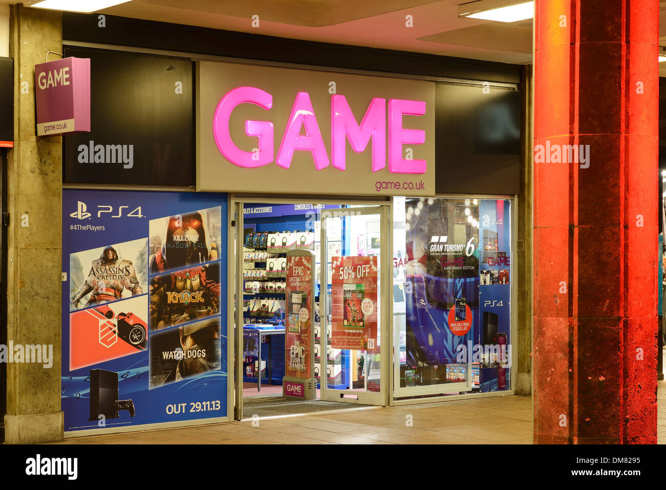 Esterno di un game shop di Coventry City Centre Foto Stock