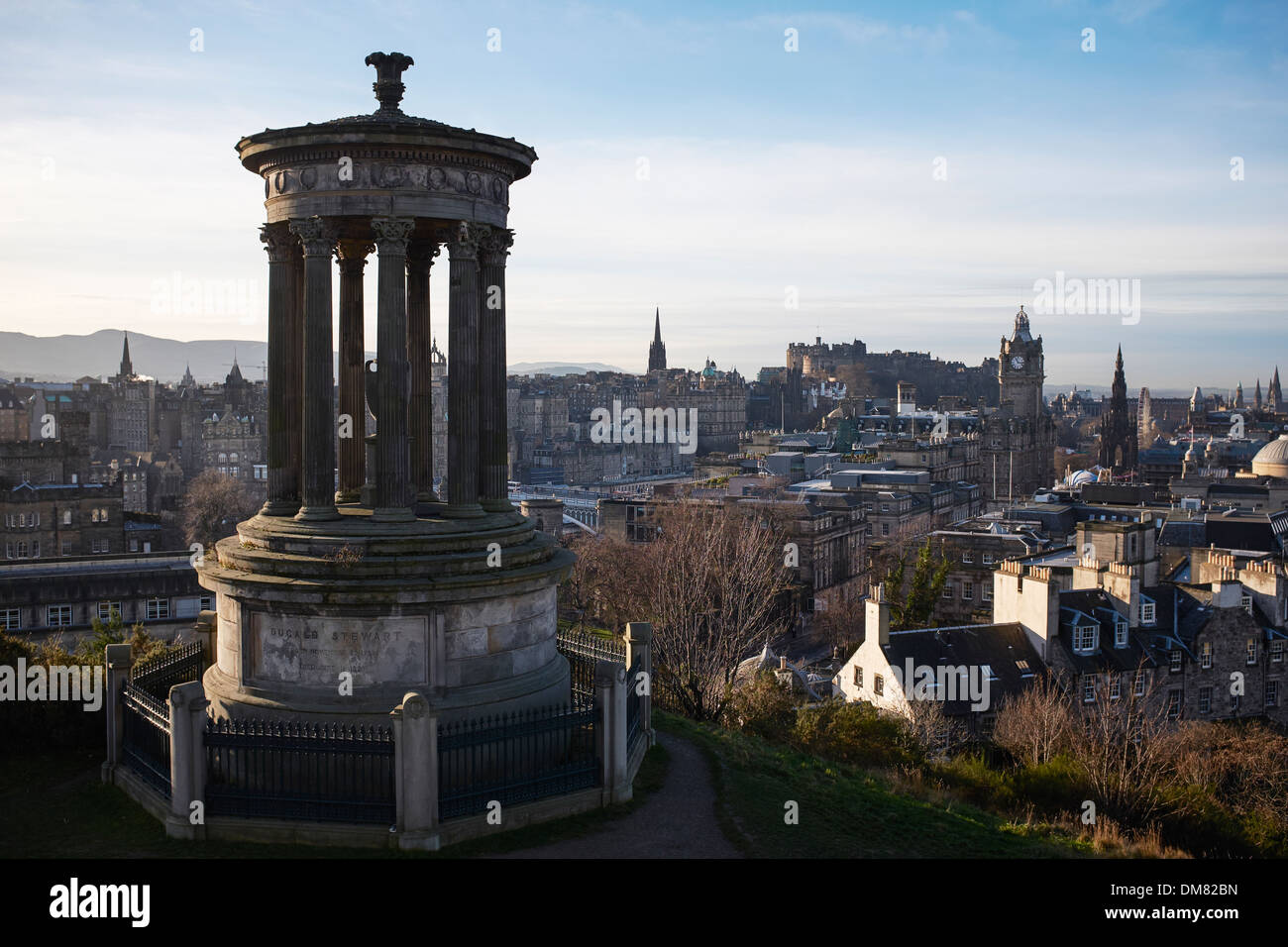 Il Dugald Stewart monumento su Calton Hill con il centro di Edimburgo in background Foto Stock