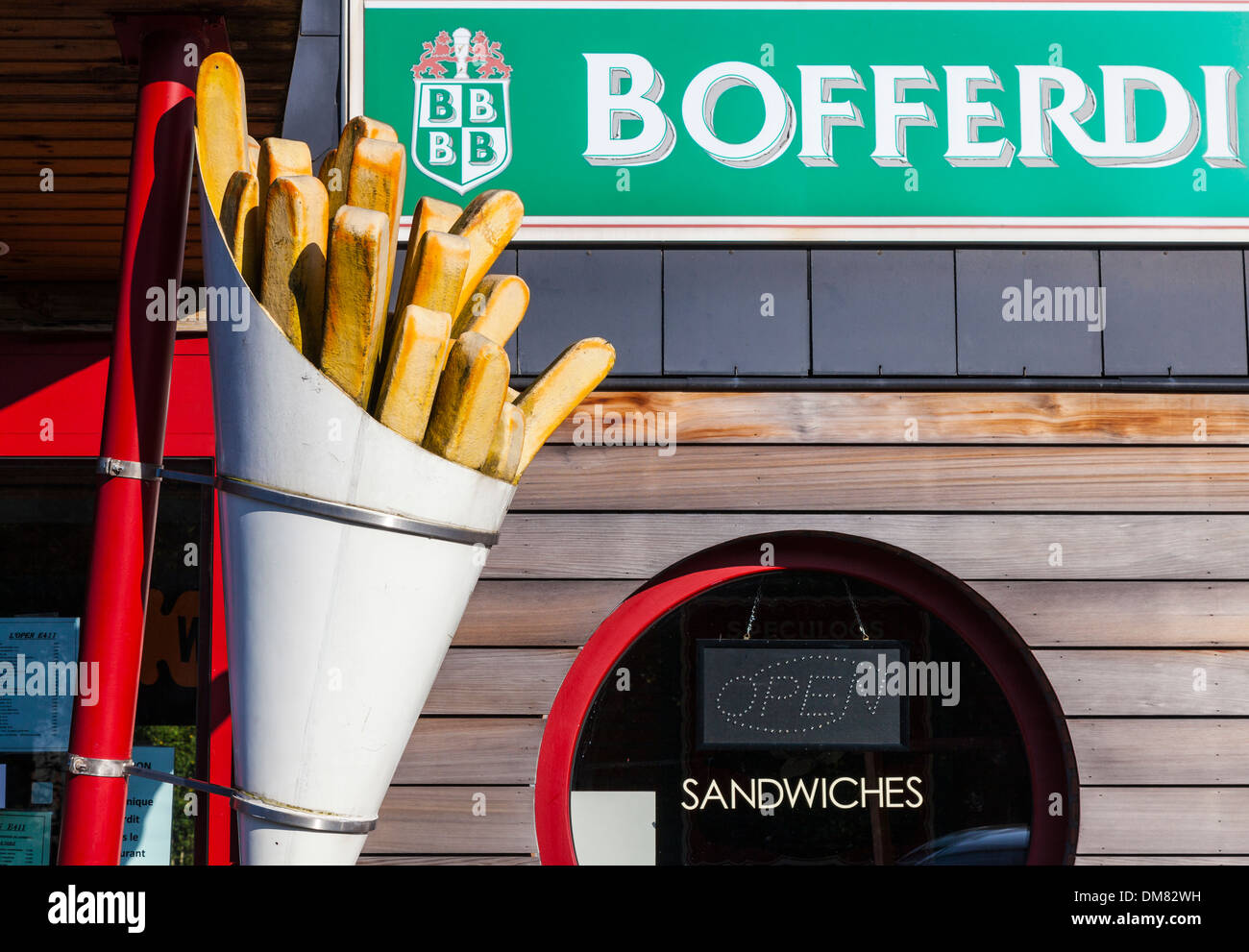 Pacchetto gigante di trucioli al di fuori di un fast food della stazione di servizio in Belgio Foto Stock