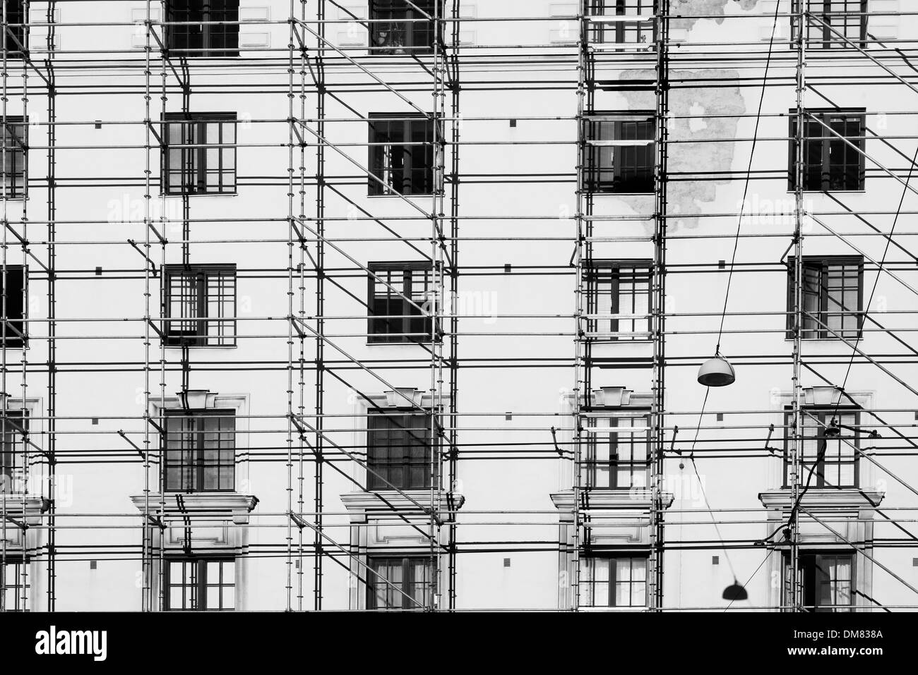 Scaffalature sul lato di un palazzo di appartamenti Foto Stock