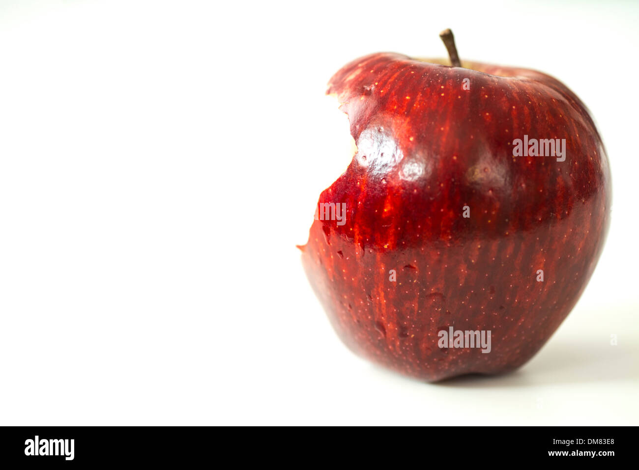 Rosso lucido Apple con un morso preso fuori di esso (come il logo Apple) Foto Stock