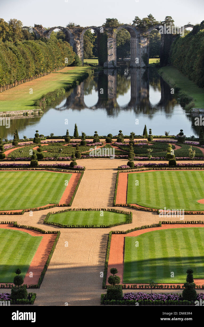 Giardino Francese creata da disegni di Andre le Notre, giardiniere di re Luigi XIV, Chateau de Maintenon, Foto Stock