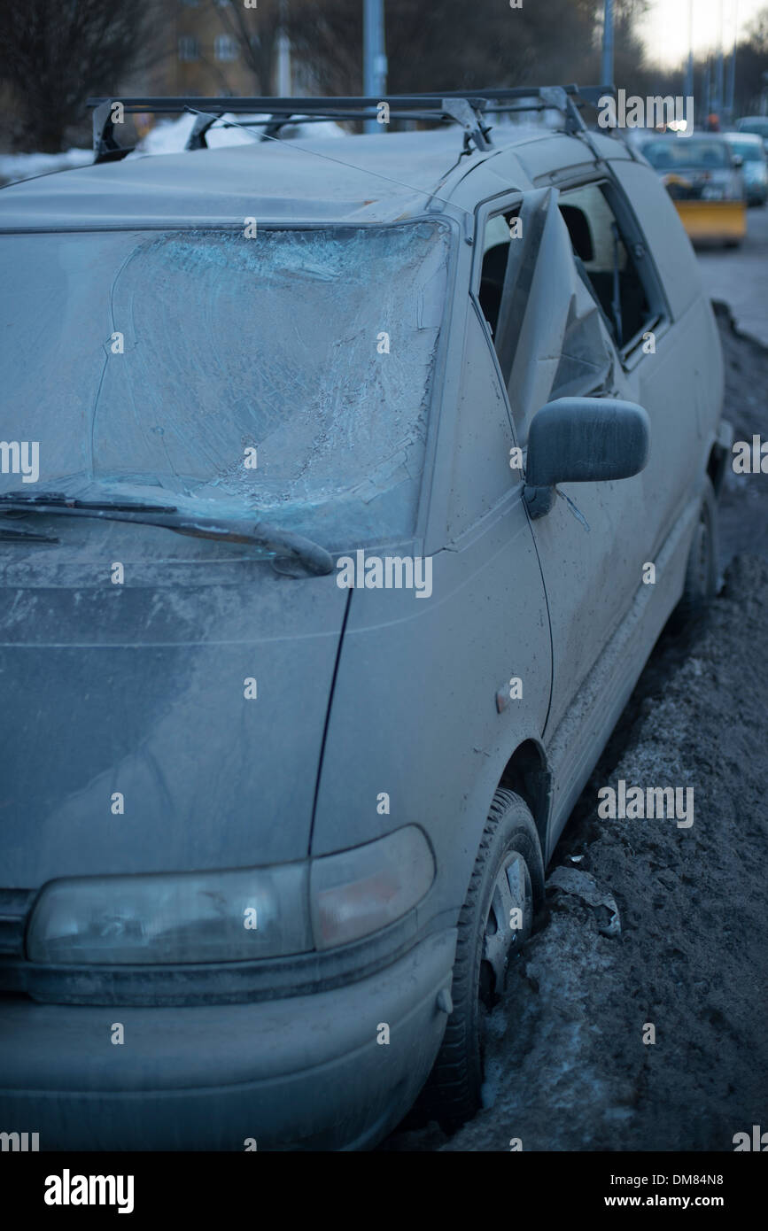 Pesantemente danneggiata mini van che appare al di fuori della neve dopo un lungo inverno Foto Stock