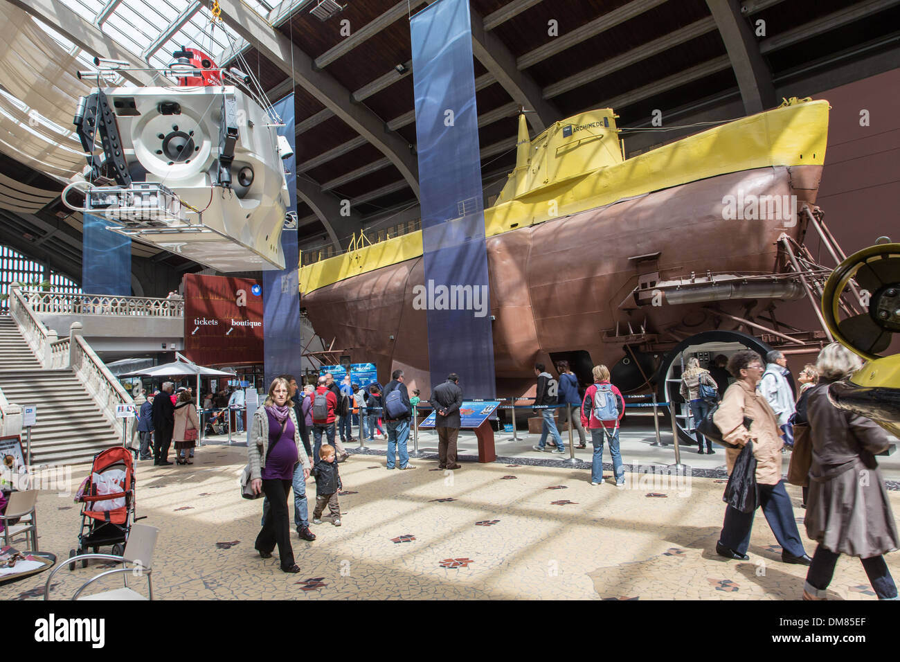 La Grande Sala Di Uomini E Macchine Nel Cite De La Mer Con Il Sommergibile Archimede E Alvin Transatlantica Porto Marittimo A Cherbourg Octeville Manche 50 Francia Foto Stock Alamy
