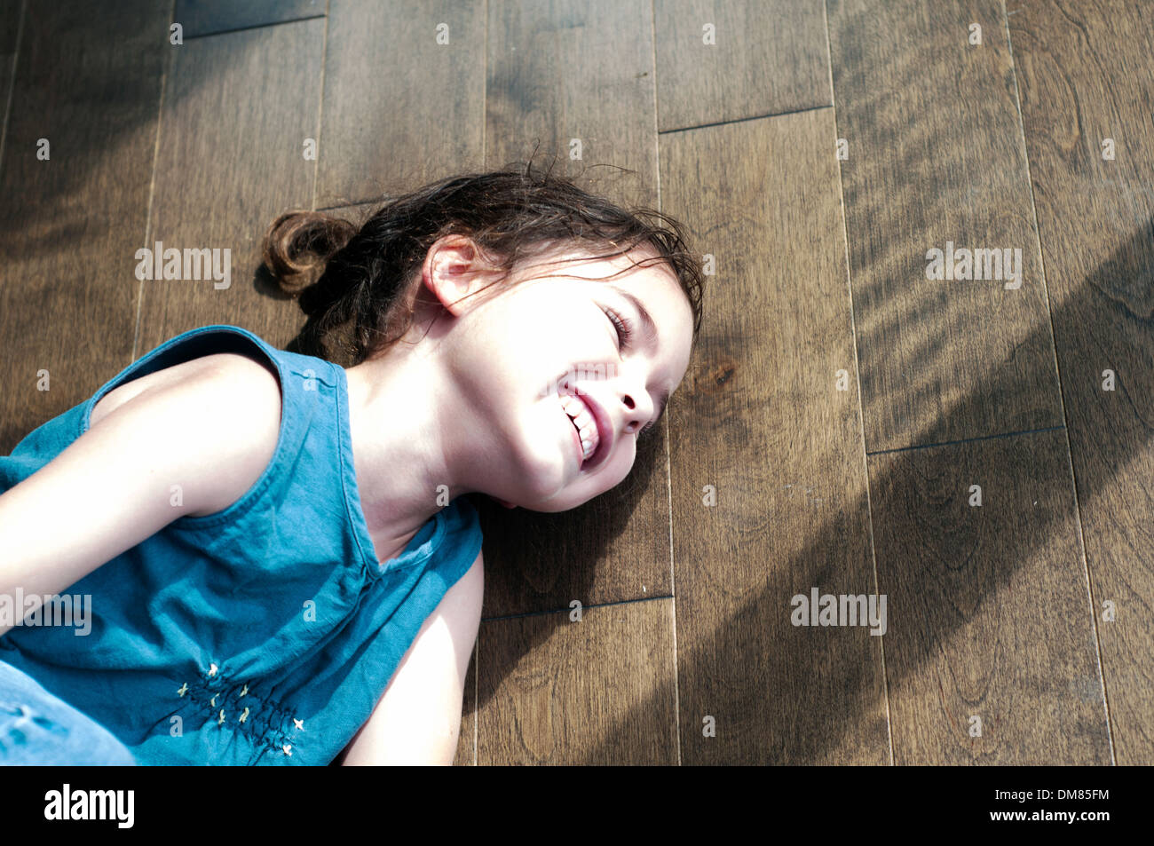 Bambino divertirsi indoor Foto Stock