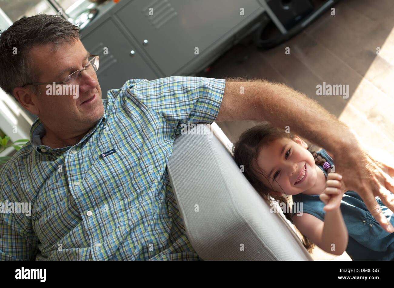 Per adulti e bambini che giocano Foto Stock