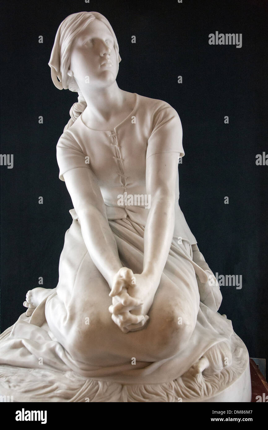Statua in marmo bianco di Giovanna d'arco (1412-1431) ascoltando le voci nella sua testa, galleria di dipinti, il Conde museo creato dal Duca D'Aumale nel XIX secolo durante la ricostruzione e la conversione del Chateau de Chantilly, OISE (60), p. Foto Stock