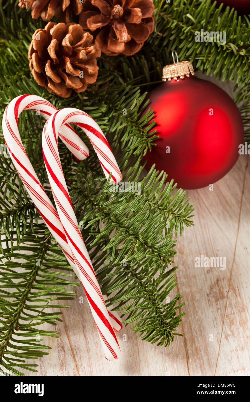 Festa di Natale la menta piperita Candy Cane con strisce rosse Foto Stock