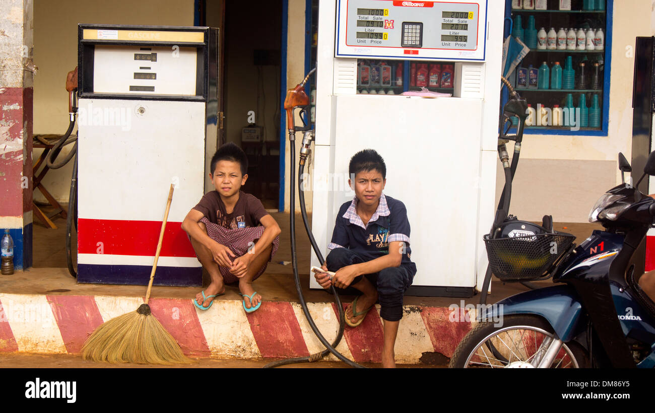 I bambini alla stazione di Gas a Pakse Laos Sud Est asiatico Foto Stock