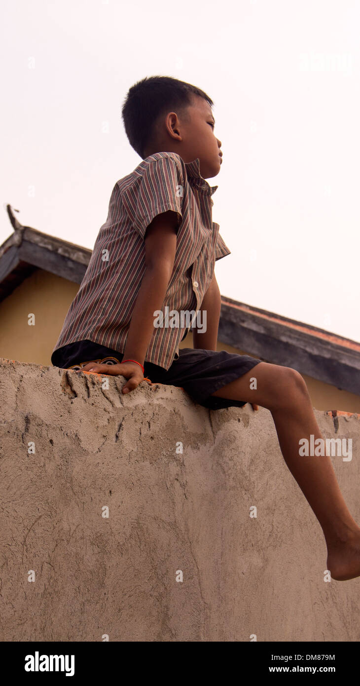 Bambino fantasticando Phnom Penh Cambogia del Sud-est asiatico Foto Stock