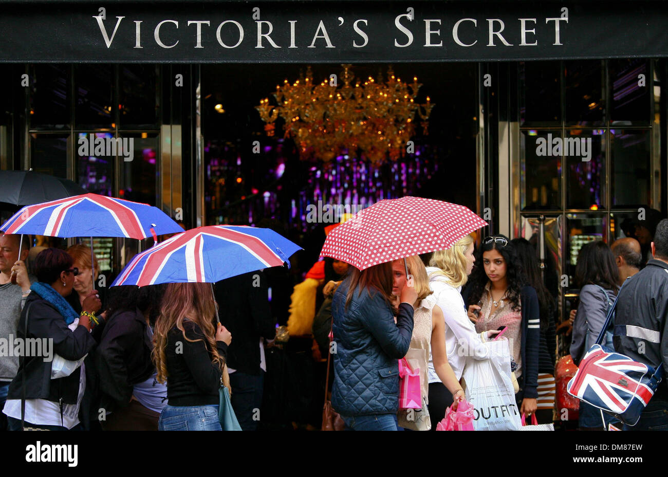 Vista esterna Victoria's Secret London flagship store del lancio su Bond Street Londra Inghilterra - 29.08.12 dotate: Esterno Foto Stock