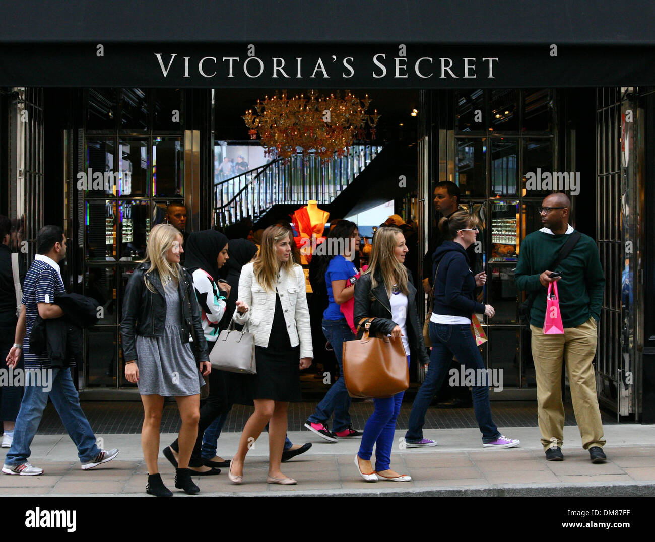 Vista esterna Victoria's Secret London flagship store del lancio su Bond  Street Londra Inghilterra - 29.08.12 Foto stock - Alamy