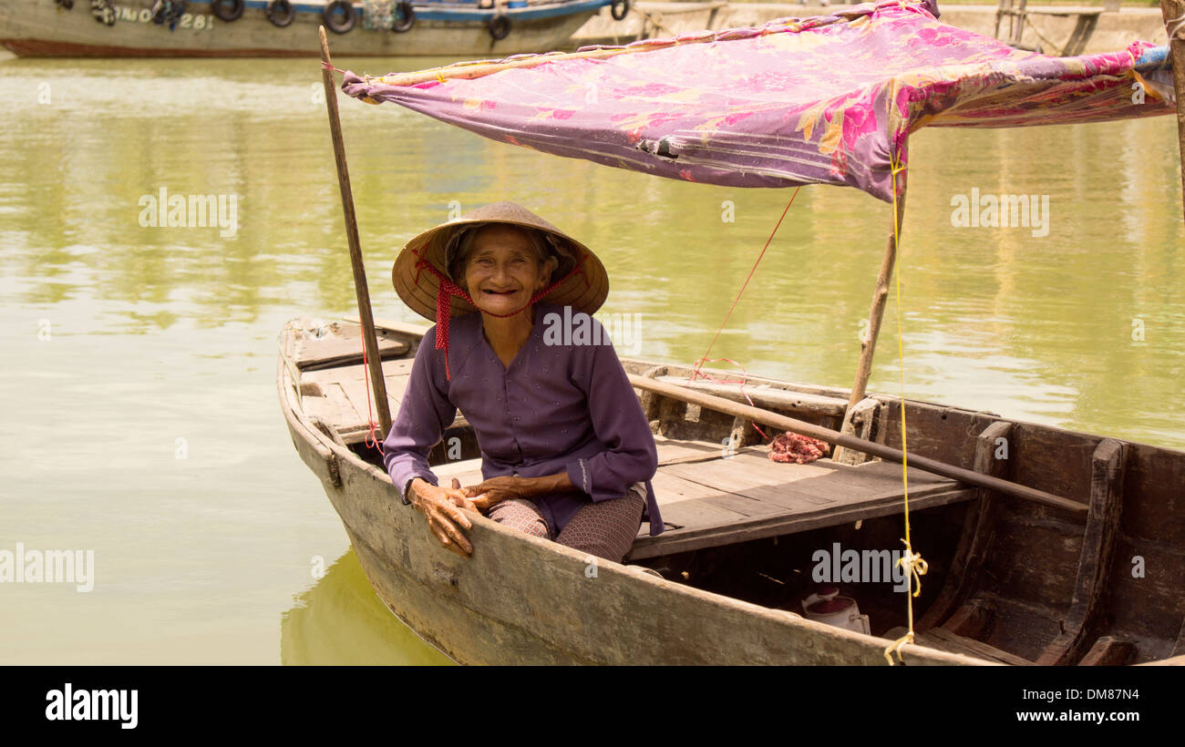 La pesca locale donna Hoi An Vietnam del Sud-est asiatico Foto Stock