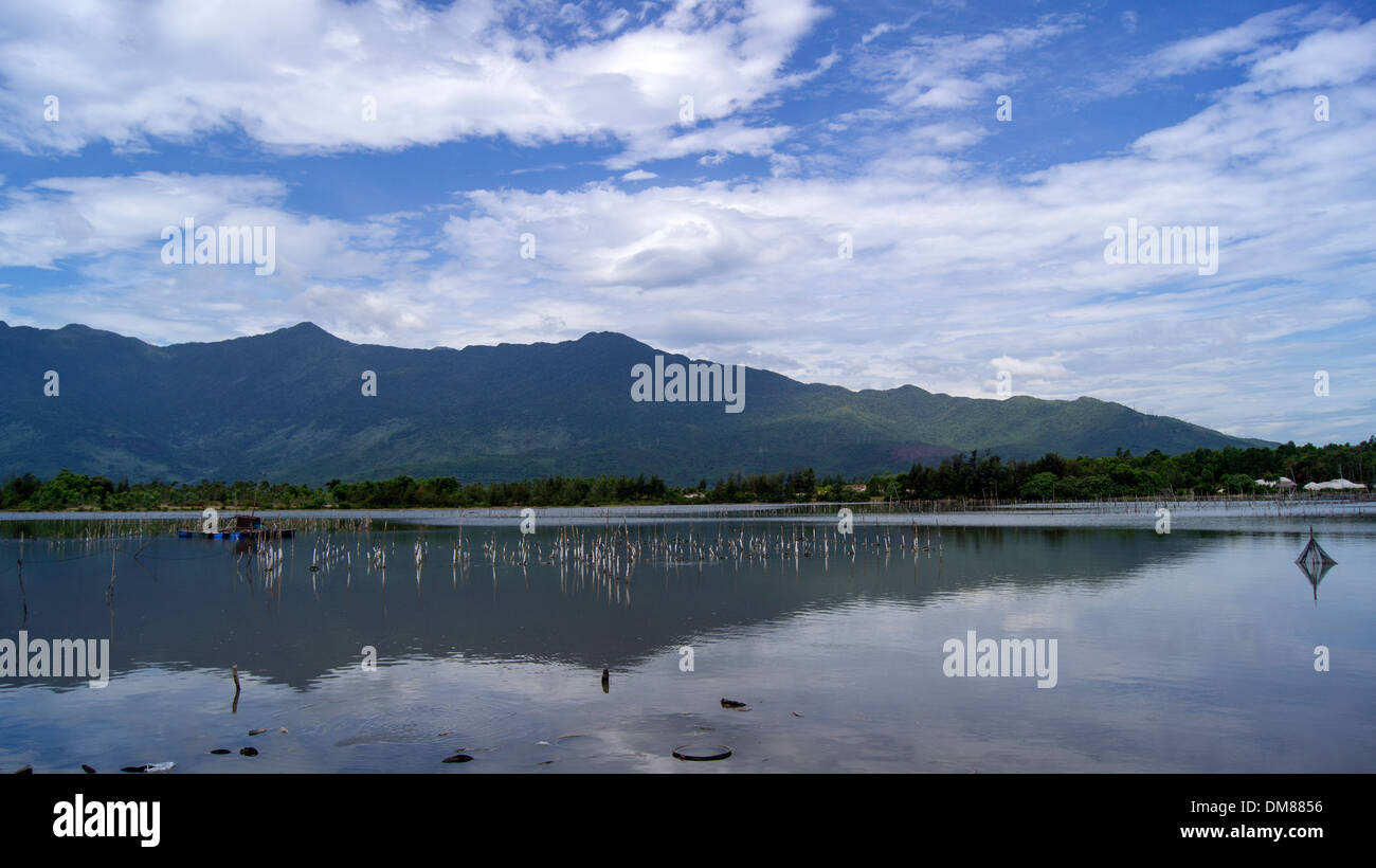 Il lago e le montagne Hue Vietnam del Sud-est asiatico Foto Stock