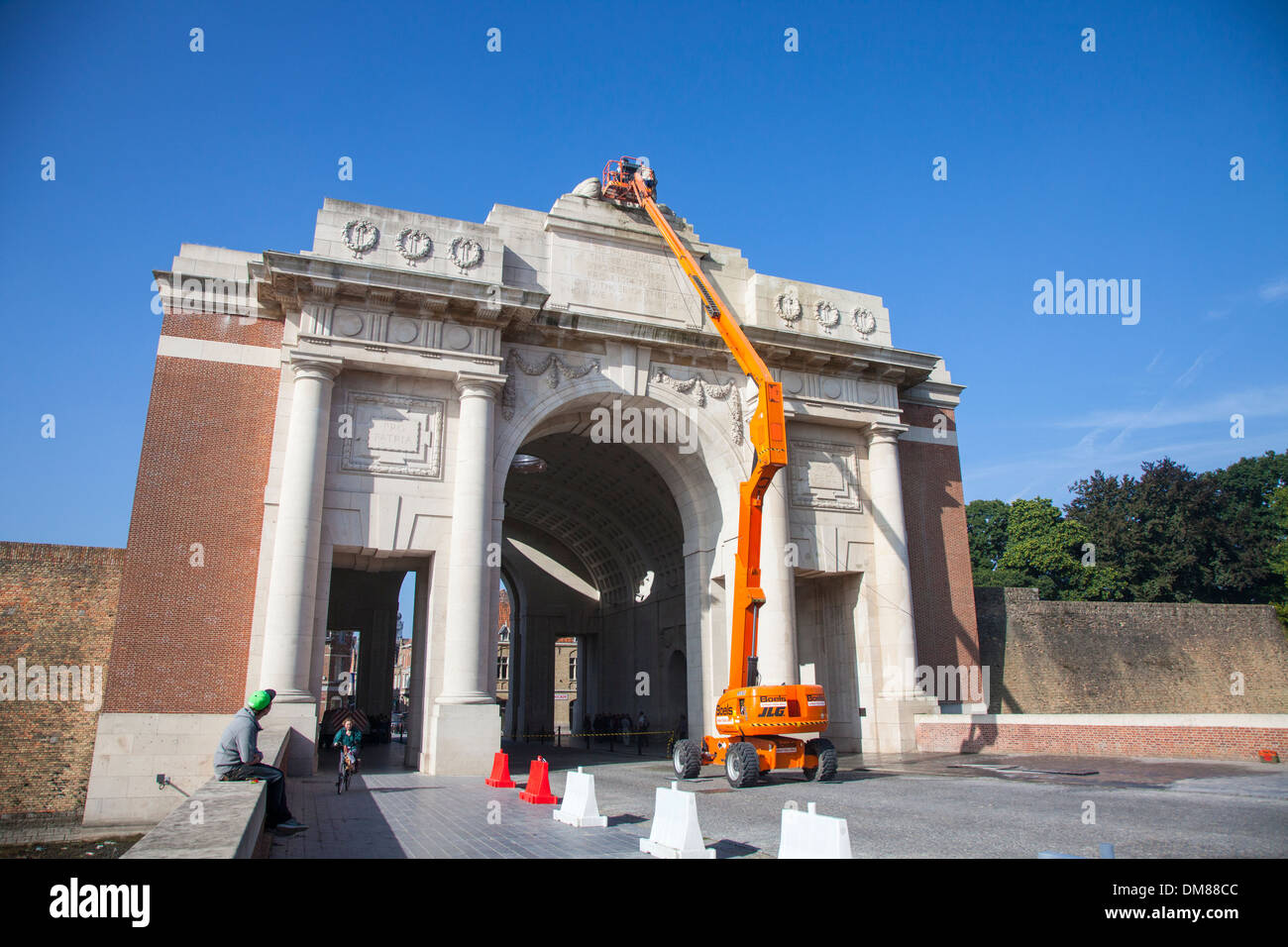 Il lavoro di pulizia che si svolgono su Menin Gate Prima Guerra Mondiale Memorial, Ypres, Belgio Foto Stock