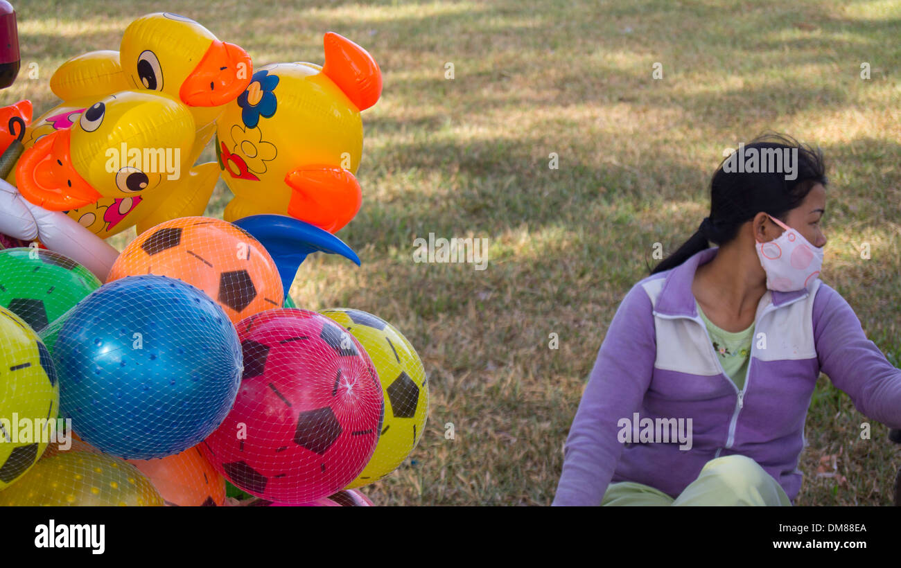Donna con palloncini Hue Vietnam del Sud-est asiatico Foto Stock
