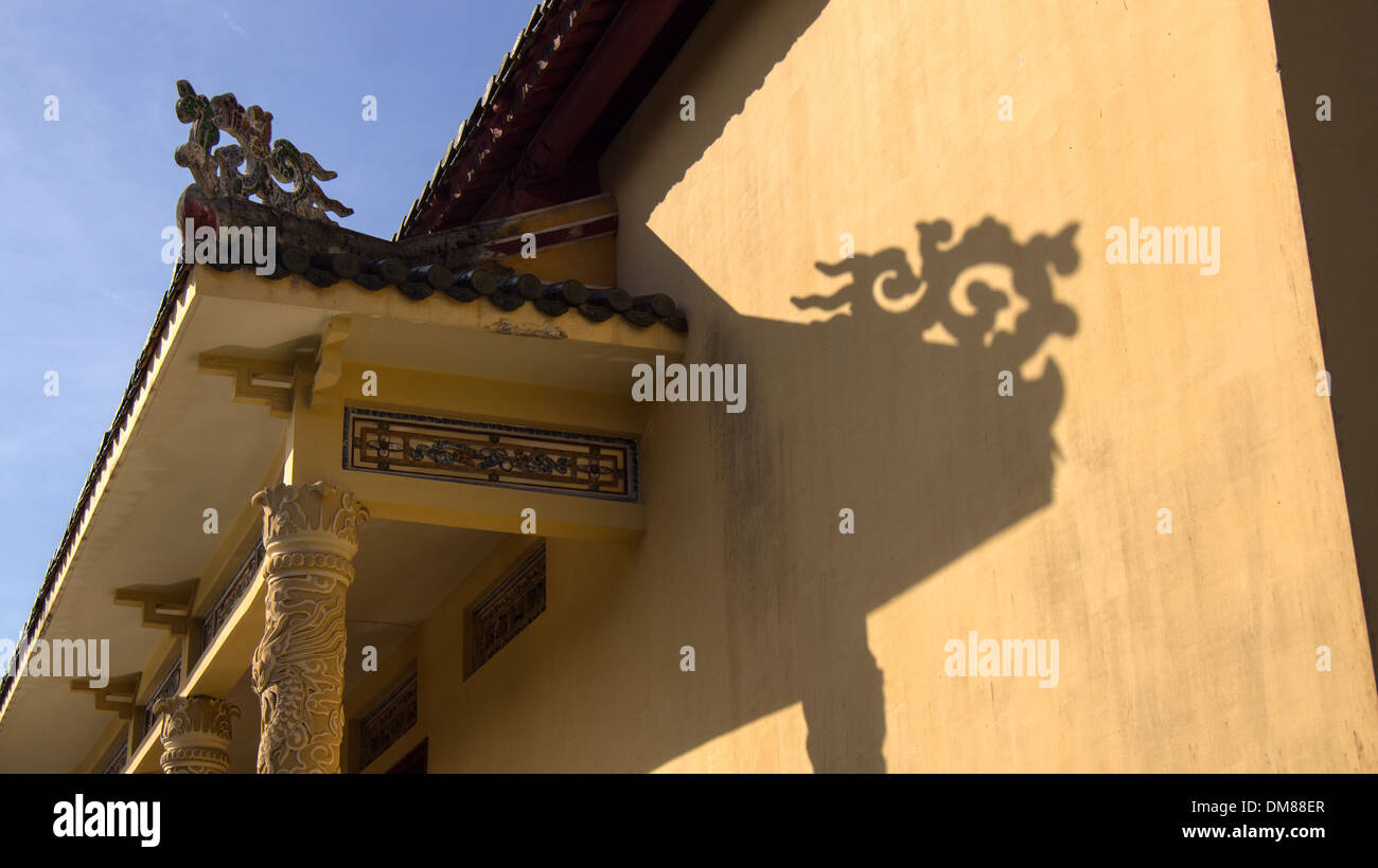 Sculture ornate di tinta del tetto del Vietnam del Sud-est asiatico Foto Stock