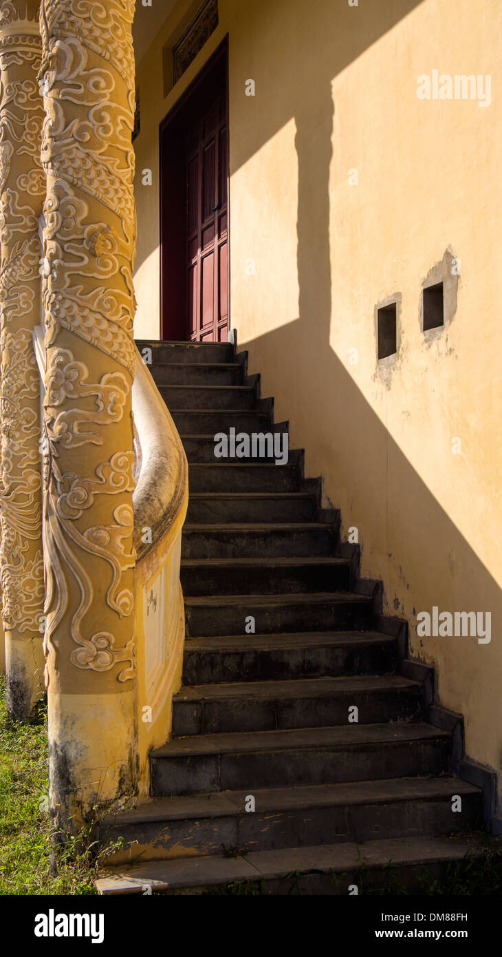 Le scale del tempio Hue Vietnam del Sud-est asiatico Foto Stock