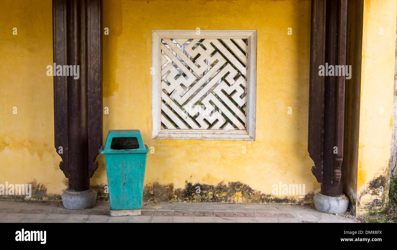 Intagliato nella finestra tradizionale Hue Vietnam del Sud-est asiatico Foto Stock