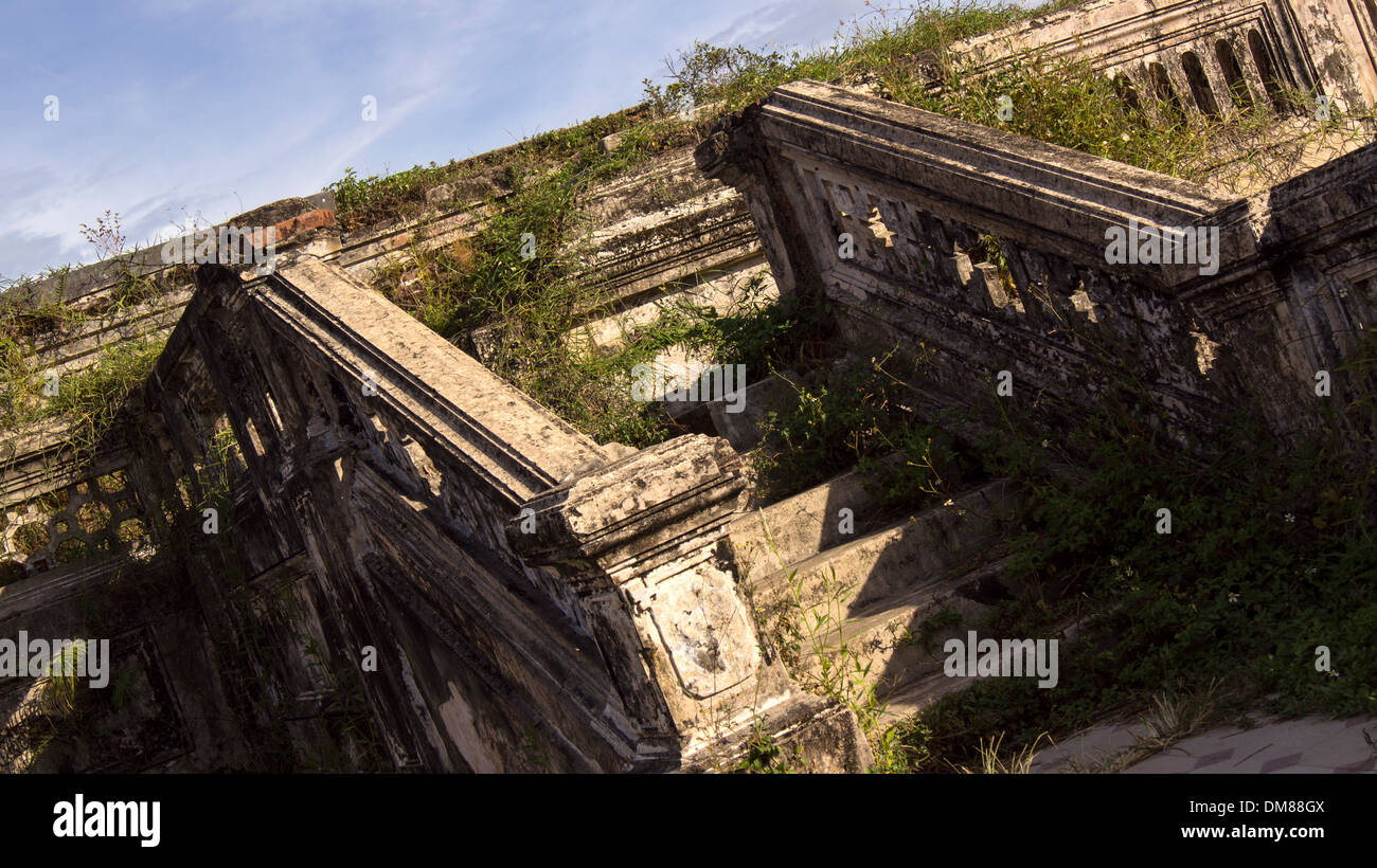 Scolpiti nella pietra ponte tempio Hue Vietnam del Sud-est asiatico Foto Stock