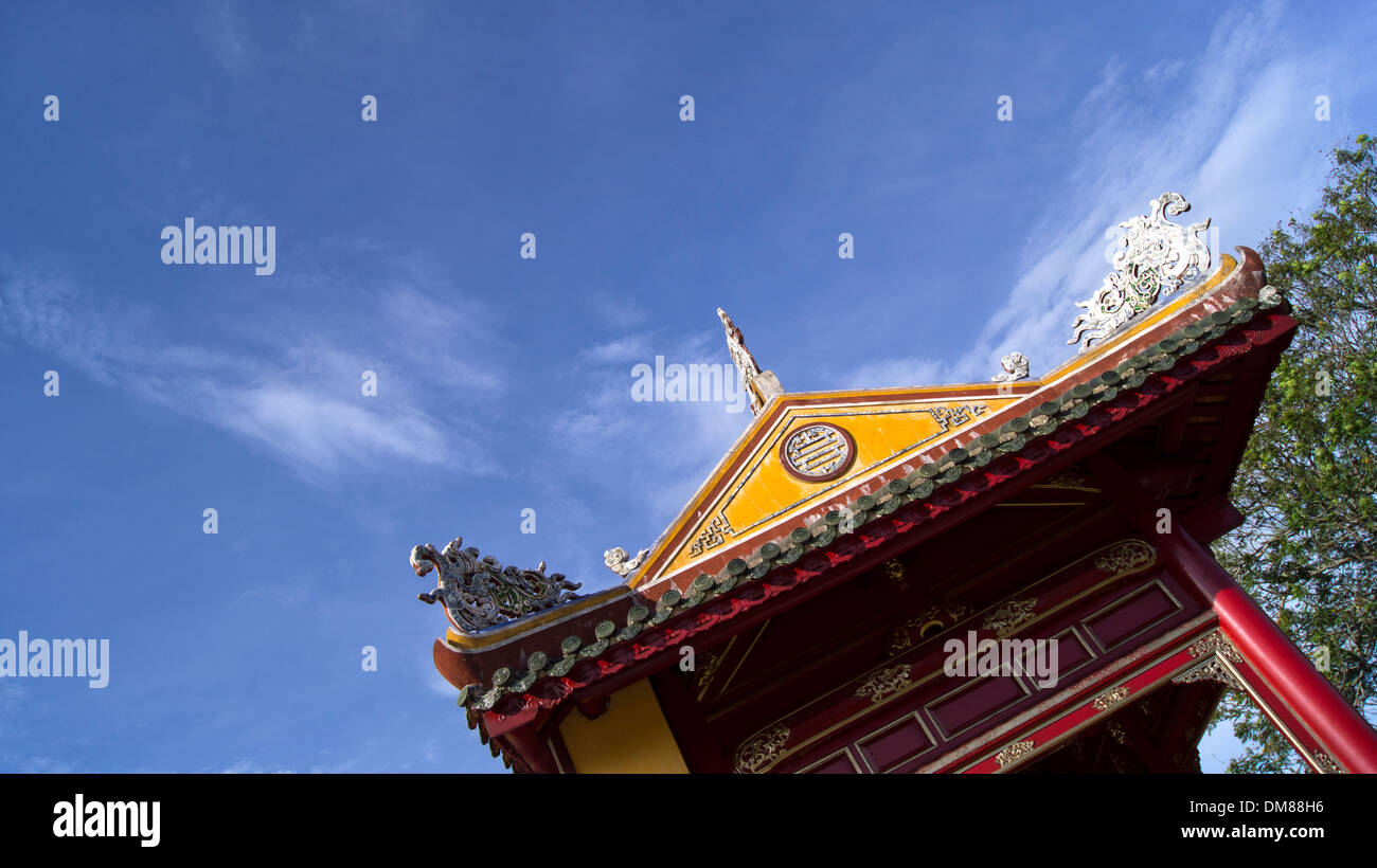 Tetto del Tempio Azzurro cielo Hue Vietnam del Sud-est asiatico Foto Stock