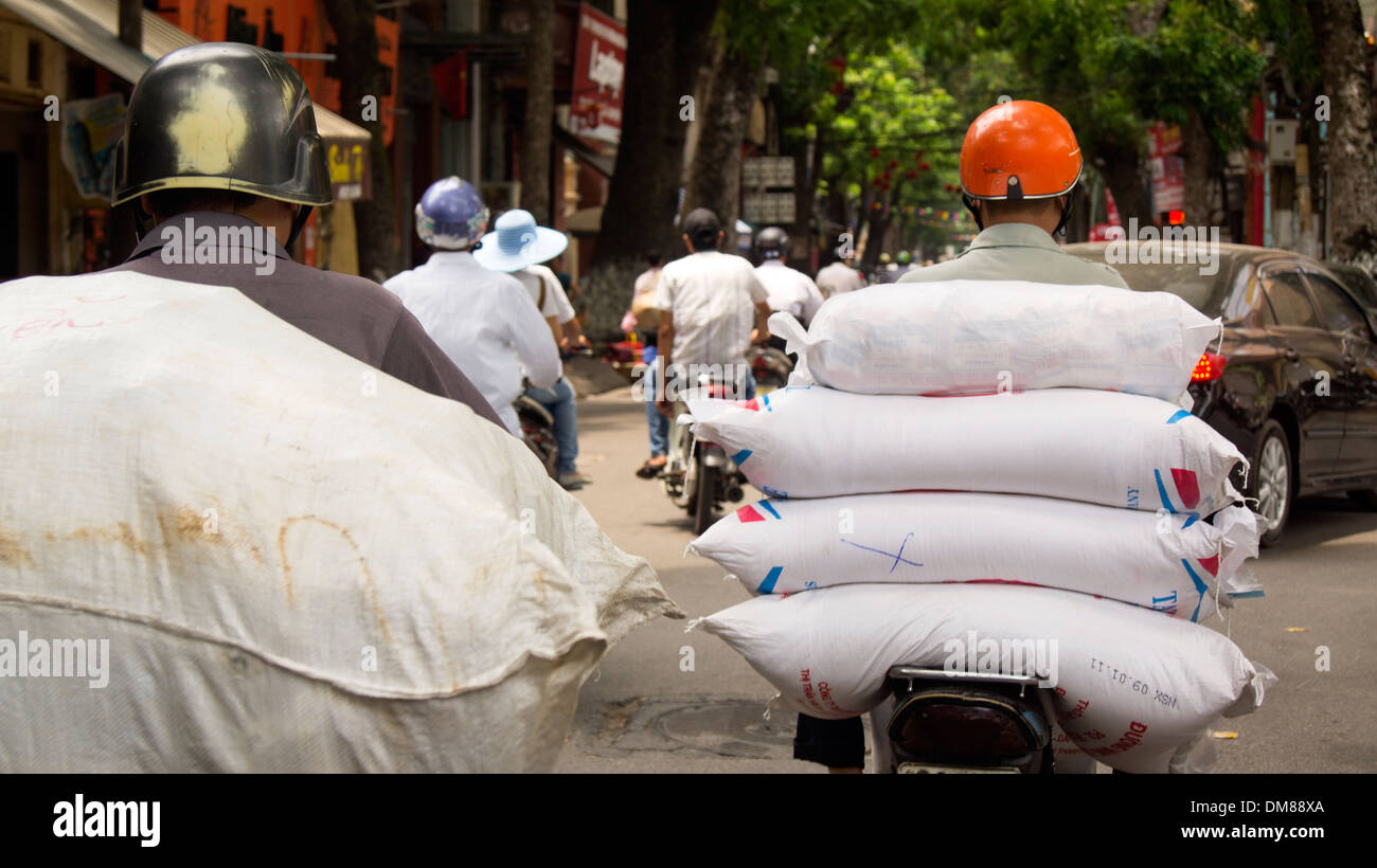 Sacchi di riso sul mercato moto Hanoi Vietnam del Sud-est asiatico Foto Stock